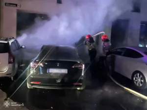 Сенсаційне затримання в Ужгороді: Студента підозрюють у підпалі Tesla на замовлення