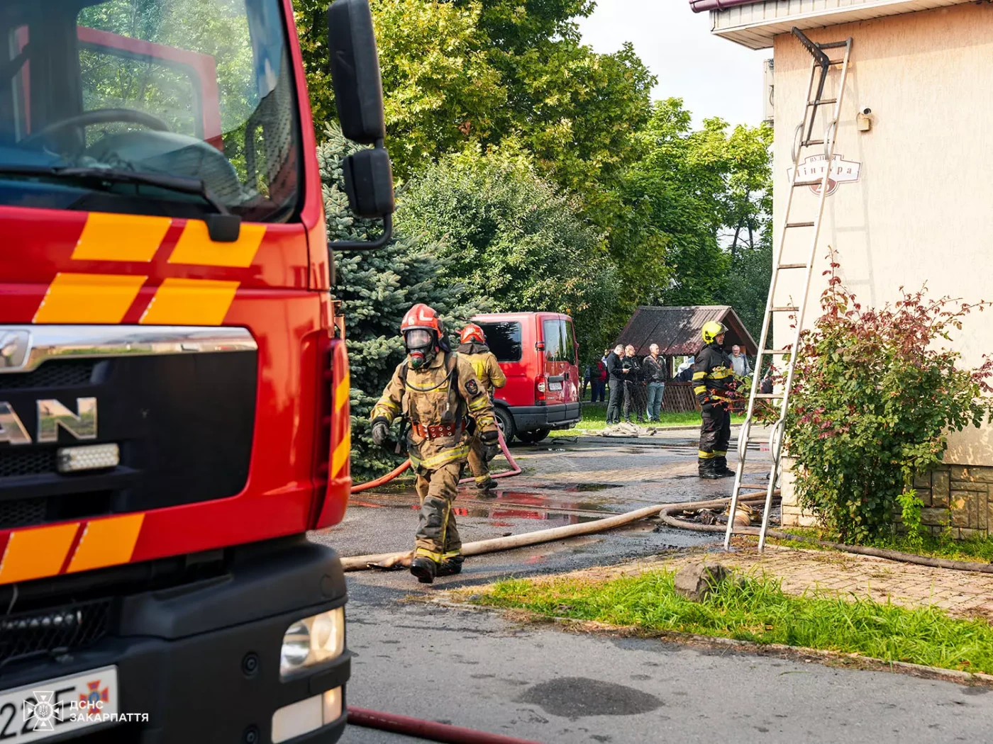Масштабна пожежа на СТО в Ужгороді: рятувальники запобігли розповсюдженню вогню на житловий сектор та АЗС