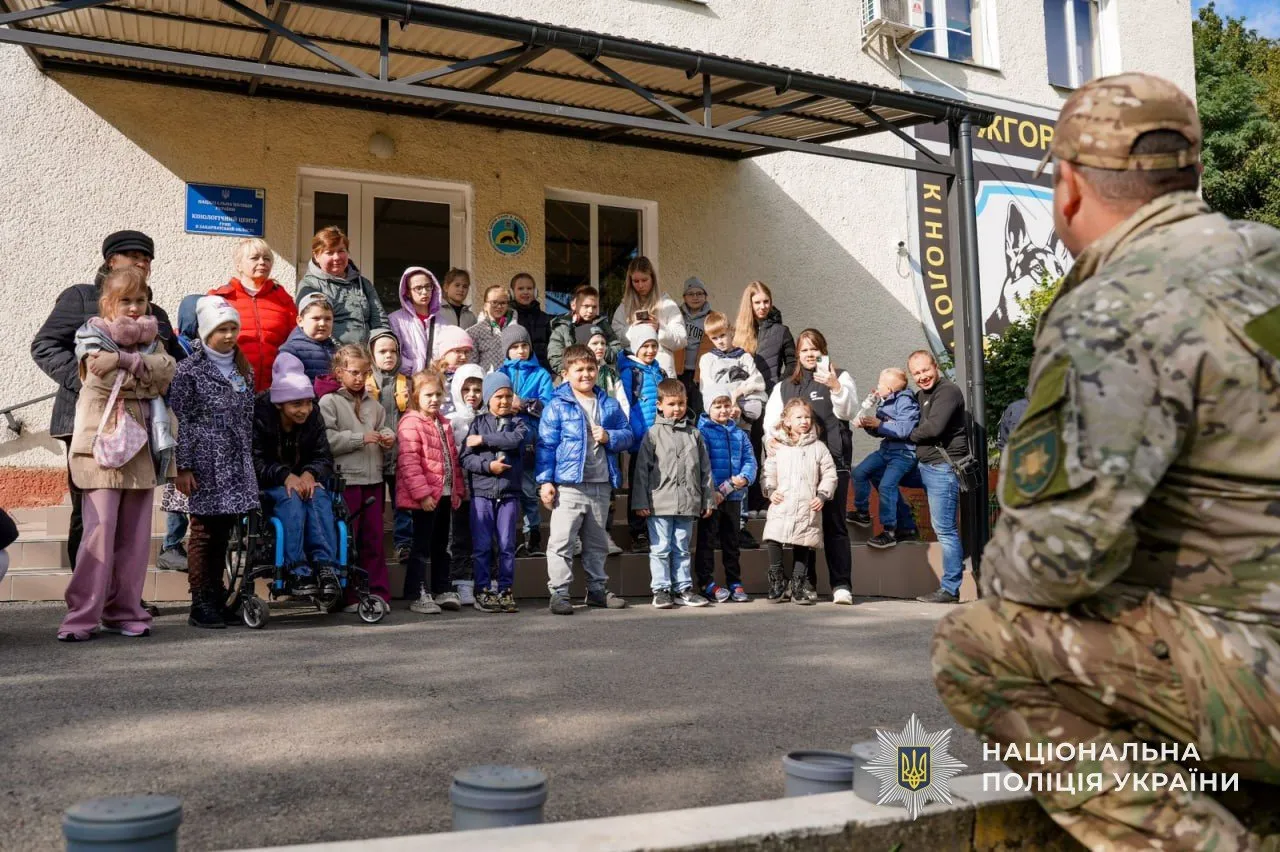 Гуманність із дитинства: Кінологи поліції Закарпаття провели урок доброти для школярів