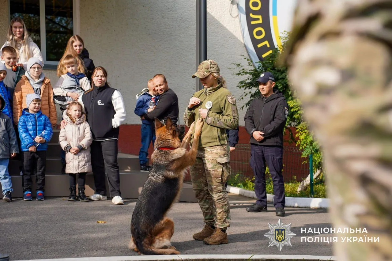 Гуманність із дитинства: Кінологи поліції Закарпаття провели урок доброти для школярів