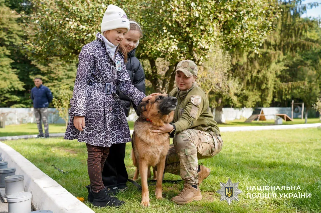 Гуманність із дитинства: Кінологи поліції Закарпаття провели урок доброти для школярів