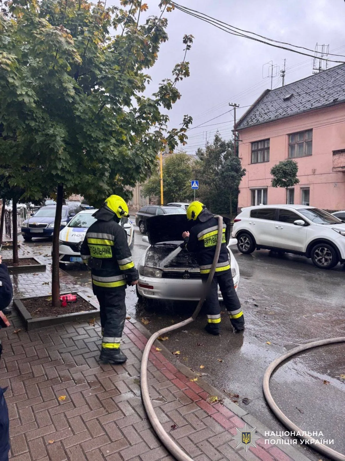 Технічна несправність спричинила пожежу автомобіля в Ужгороді