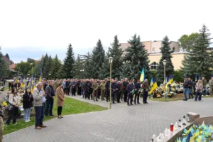 Ужгород вшанував полеглих Героїв України: Покладання квітів на Пагорбі Слави та постійна підтримка військових