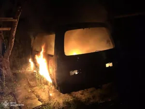 Пожежа в Ужгороді: вночі на вулиці Кондратюка вогонь знищив мікроавтобус Kia Pregio