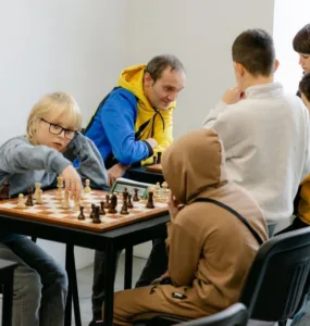 В Ужгороді відкрили безкоштовну шахову школу для дітей “Перший хід”