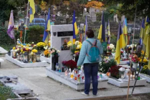 🙏 Пагорб Слави в Ужгороді: Сотні вогнів пам’яті Героїв у День вшанування померлих