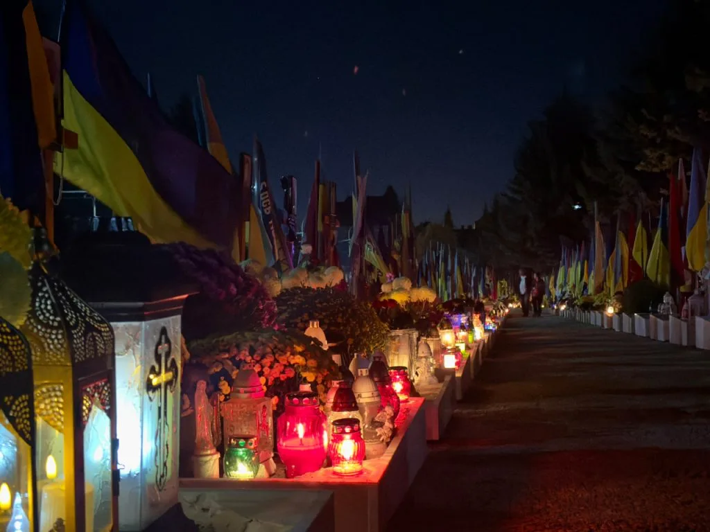 🙏 Пагорб Слави в Ужгороді: Сотні вогнів пам’яті Героїв у День вшанування померлих