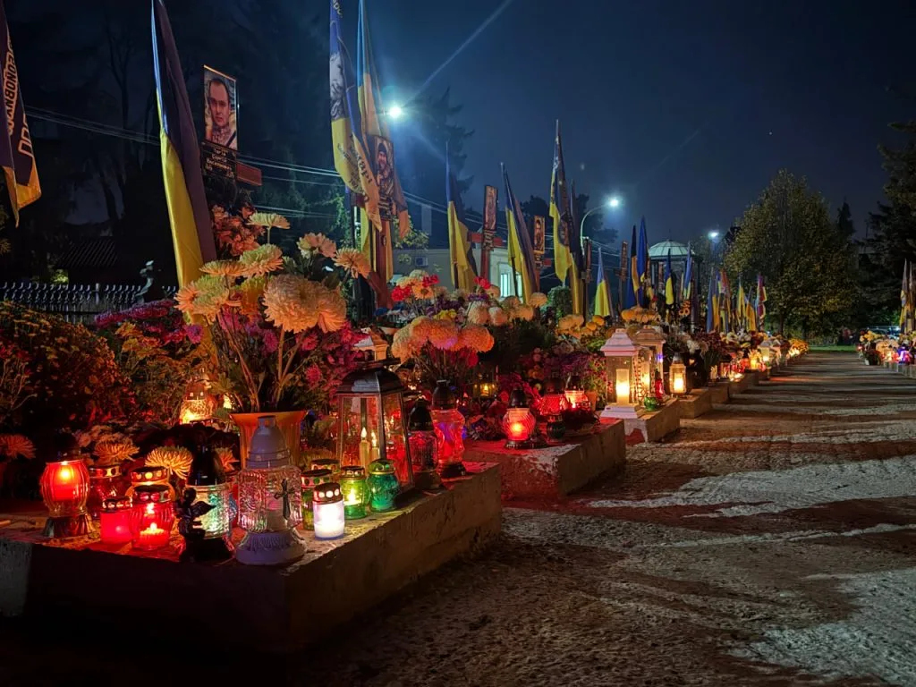 🙏 Пагорб Слави в Ужгороді: Сотні вогнів пам’яті Героїв у День вшанування померлих