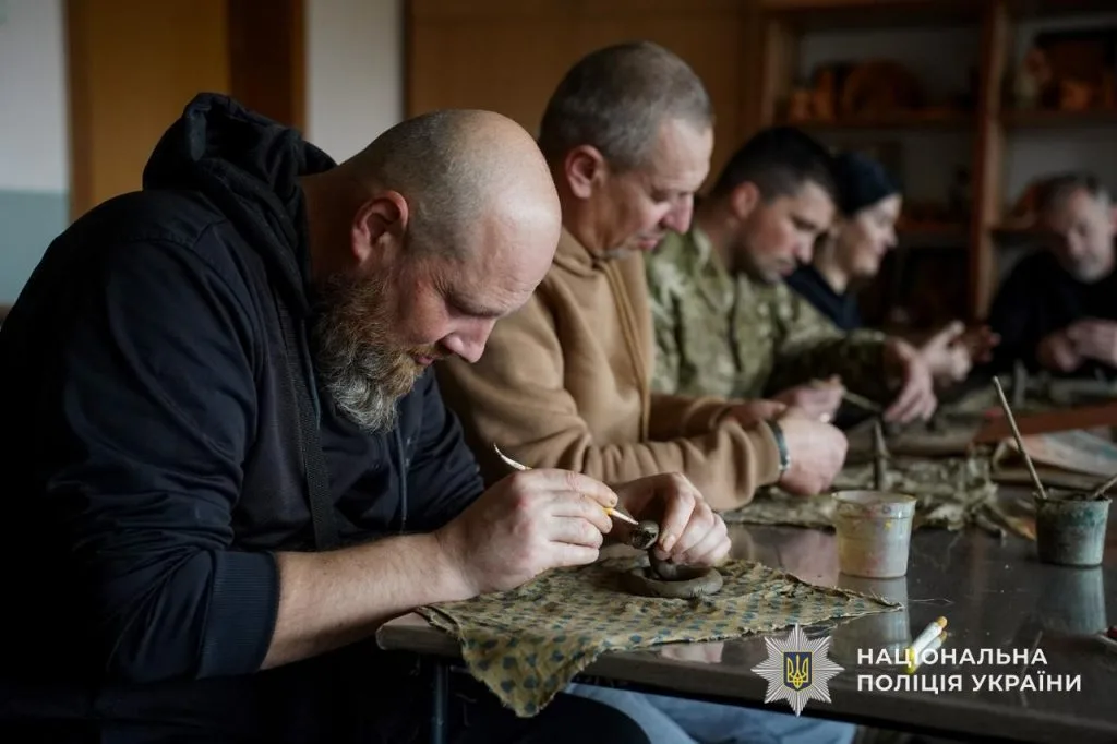 🧠 Відновлення через творчість: В Ужгороді ветерани опановували глинотерапію для психоемоційної реабілітації