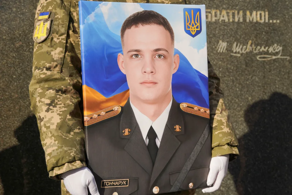 🕯️ Ужгород попрощався із Героєм: В останню путь провели 25-річного старшого лейтенанта Михайла Гончарука 🕯️ Ужгород попрощався із Героєм: В останню путь провели 25-річного старшого лейтенанта Михайла Гончарука