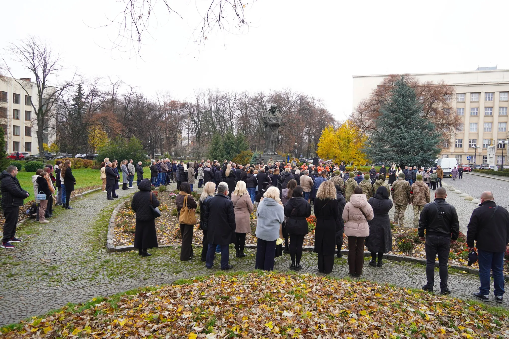 🕯️ Ужгород попрощався з Героєм: На Пагорбі Слави поховали 49-річного захисника Бориса Барча