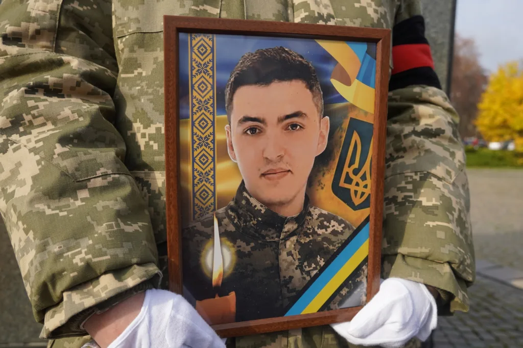 🕯️ Ужгород у жалобі: Місто попрощалося з молодим 24-річним Героєм – захисником Владиславом Діусом