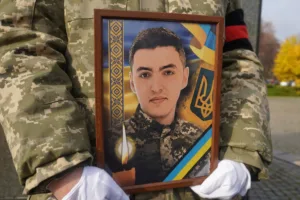 🕯️ Ужгород у жалобі: Місто попрощалося з молодим 24-річним Героєм – захисником Владиславом Діусом