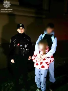 👧 В Ужгороді патрульні оперативно розшукали зниклу 8-річну дитину