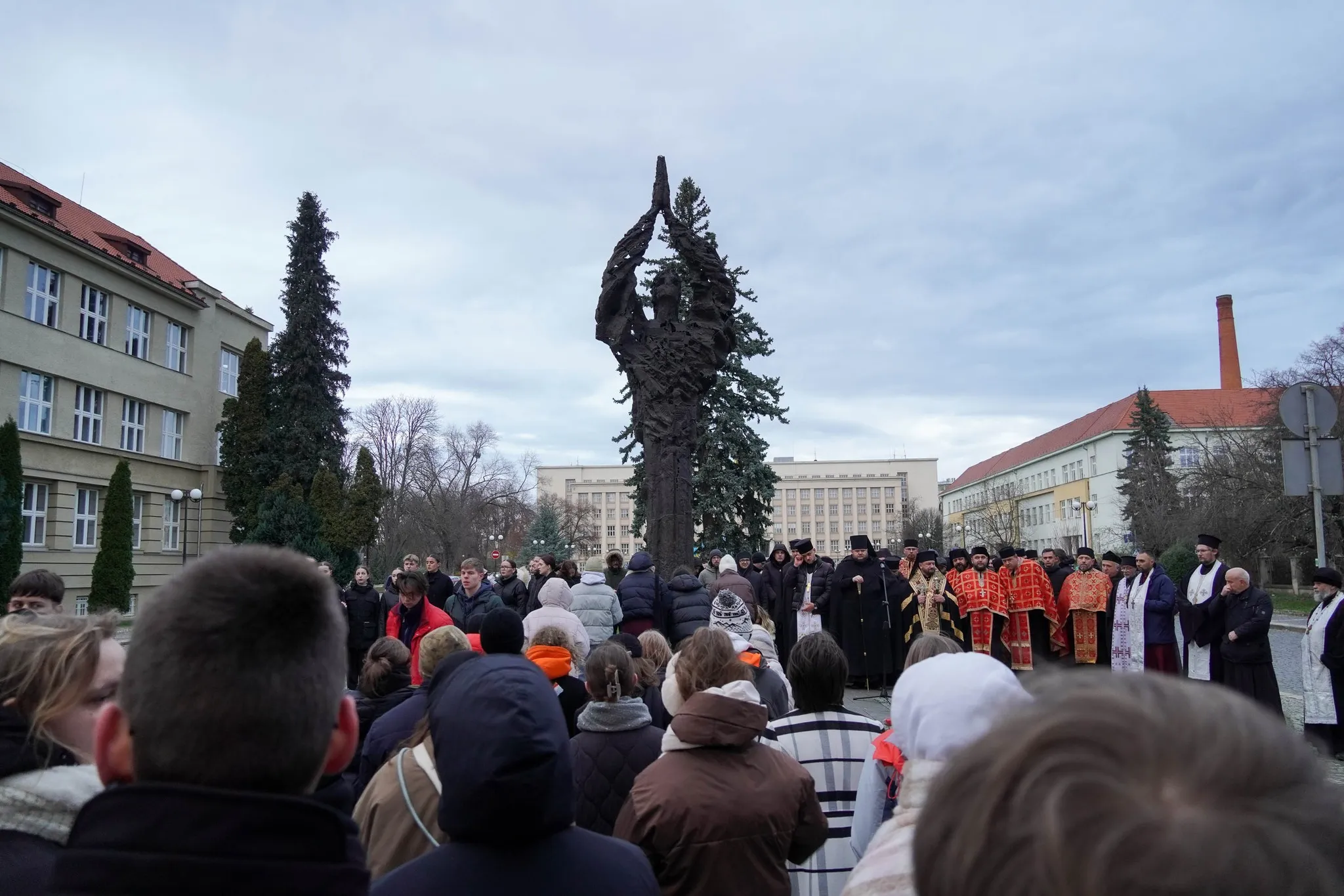 🕯️ Запали свічку пам’яті: Ужгород разом з усією Україною вшанував жертв Голодоморів