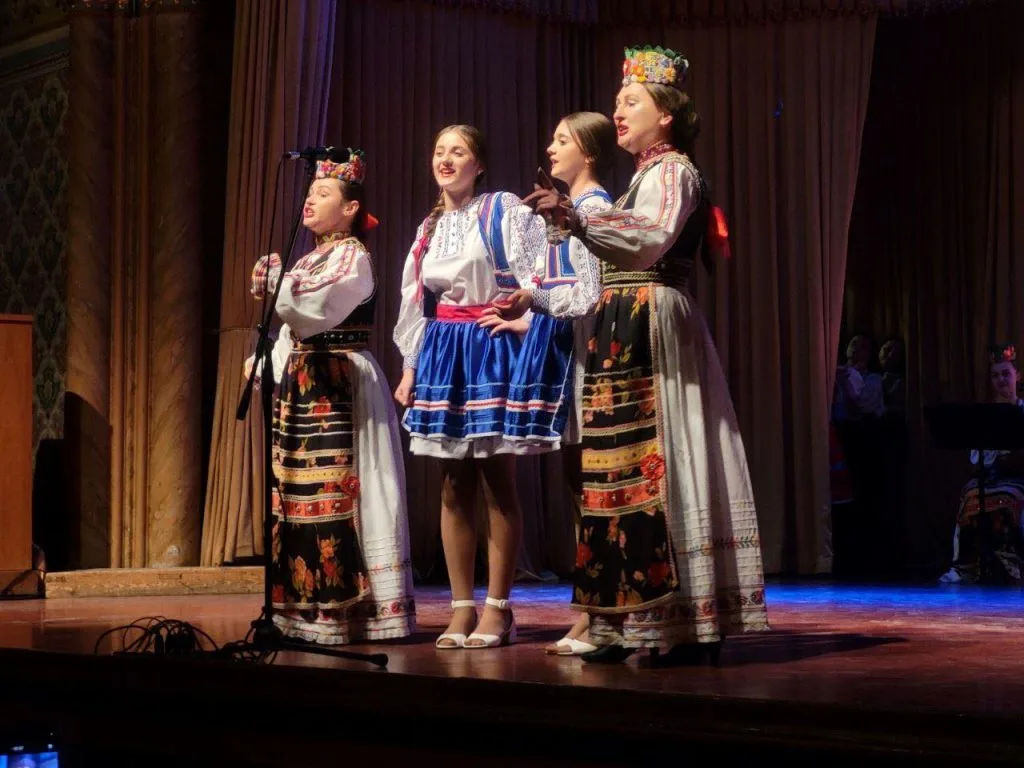 ✨ Понад 300 юних талантів на одній сцені: Закарпатський народний хор провів «Зіркове майбутнє Срібної Землі»