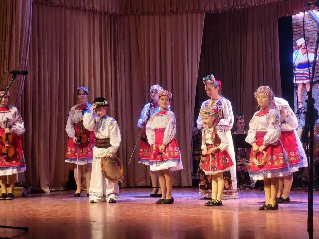 ✨ Понад 300 юних талантів на одній сцені: Закарпатський народний хор провів «Зіркове майбутнє Срібної Землі»
