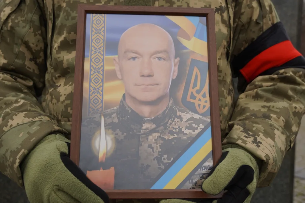 😔 Ужгород попрощався з Героєм: На Закарпатті провели в останню путь старшого сержанта Олександра Горошника