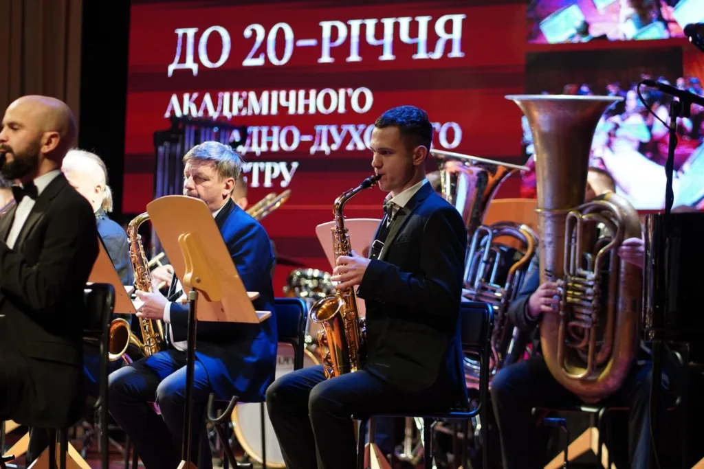 Музичний тріумф: Академічний естрадно-духовий оркестр Закарпатської філармонії відзначив 20-річчя діяльності яскравим ювілейним концертом Музичний тріумф: Академічний естрадно-духовий оркестр Закарпатської філармонії відзначив 20-річчя діяльності яскравим ювілейним концертом