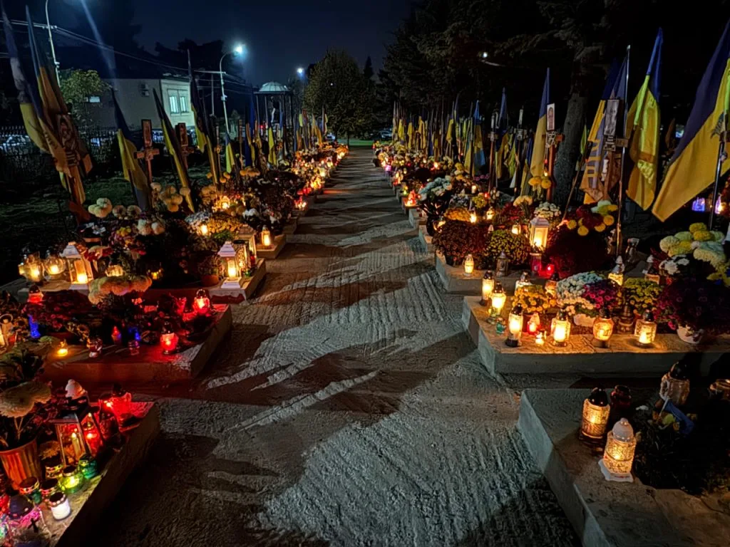 🙏 Пагорб Слави в Ужгороді: Сотні вогнів пам’яті Героїв у День вшанування померлих