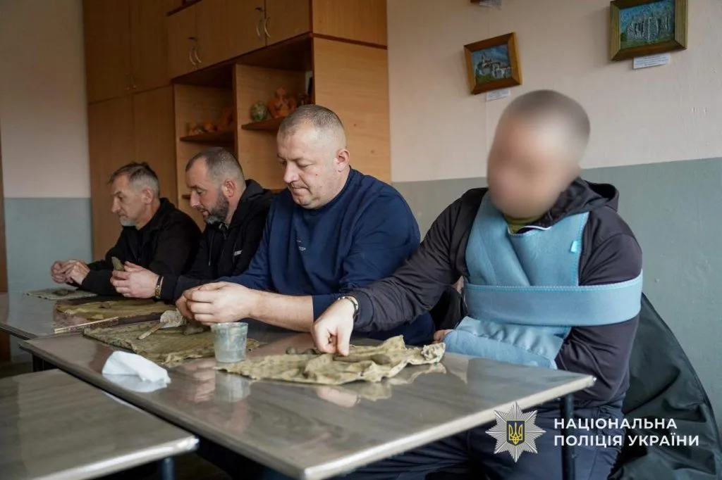 🧠 Відновлення через творчість: В Ужгороді ветерани опановували глинотерапію для психоемоційної реабілітації