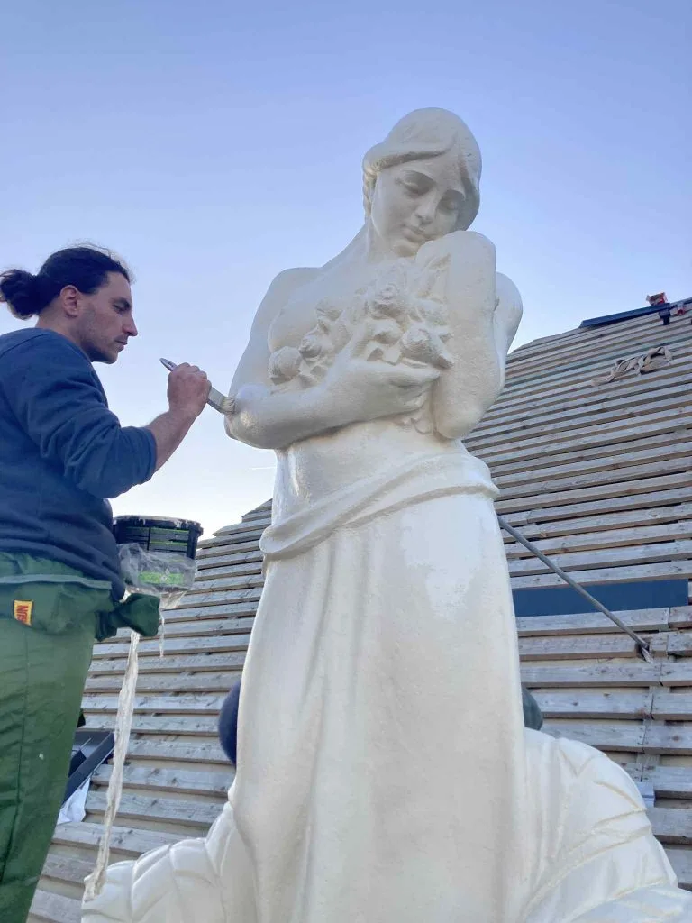 🏛️ Збережена спадщина: В Ужгороді завершено реставрацію знаменитої «Дами на будинку Бескида»