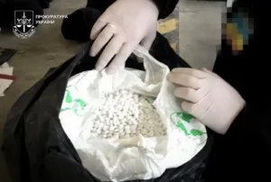 В Ужгороді довеОрганізатор контрабанди прекурсорів на Закарпатті отримав 10 років ув’язнення: Схема ввезення сировини для метамфетамінудено вину волинянина, який організував контрабандне ввезення 28 000 пігулок із псевдоефедрином