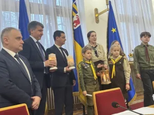 Світло надії та незламності: пластуни передали Віфлеємський вогонь миру Закарпатській обласній раді