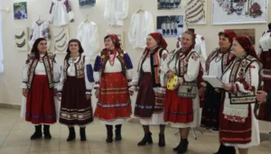 🧵 Унікальна виставка «Наша історія»: «КОСИЦЯ» презентувала десятирічний доробок студії традиційної вишивки у Закарпатському скансені