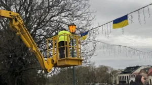 Ужгородська зимова казка: пішохідний міст обласного центру засяє святковою ілюмінацією