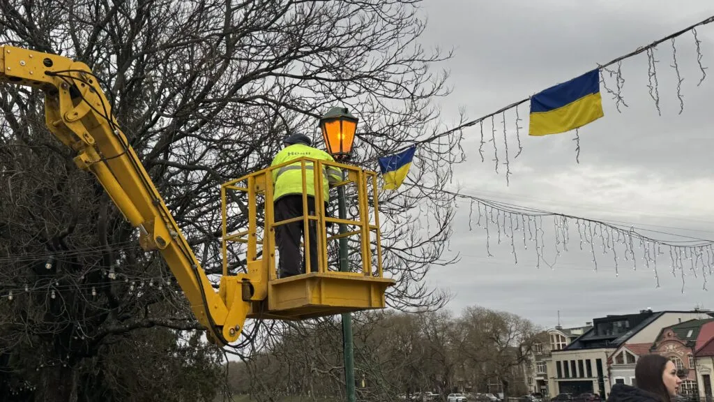 Ужгородська зимова казка: пішохідний міст обласного центру засяє святковою ілюмінацією