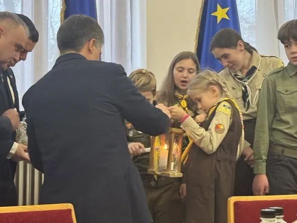Світло надії та незламності: пластуни передали Віфлеємський вогонь миру Закарпатській обласній раді
