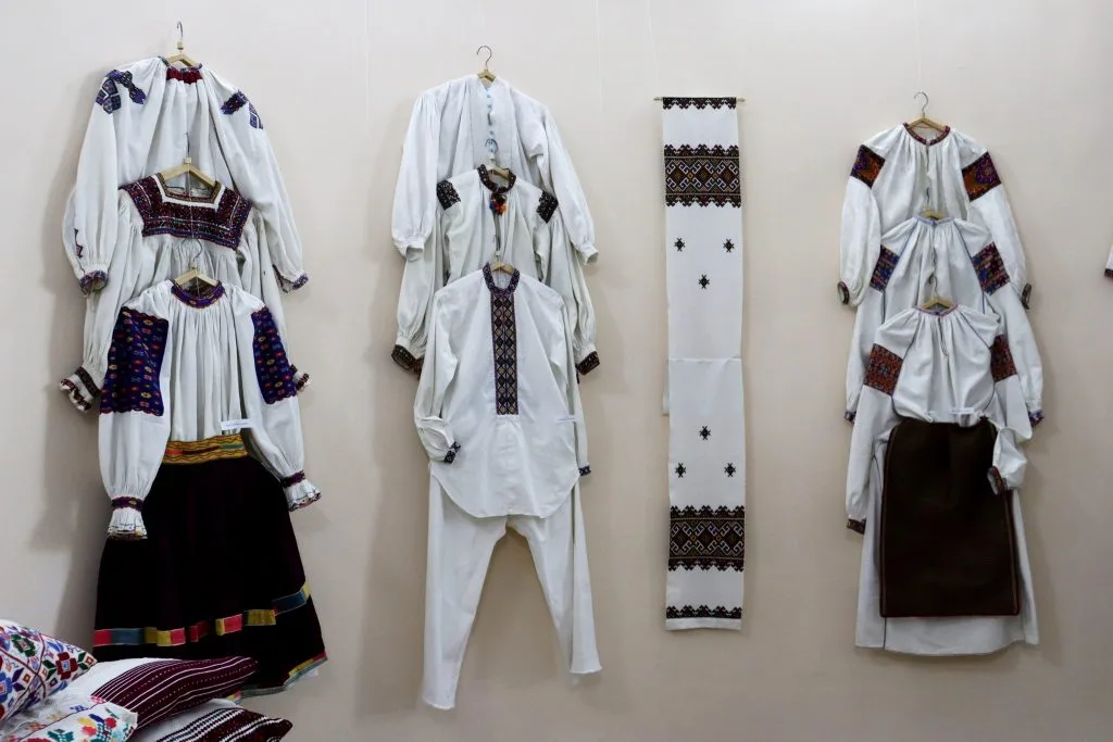🧵 Унікальна виставка «Наша історія»: «КОСИЦЯ» презентувала десятирічний доробок студії традиційної вишивки у Закарпатському скансені