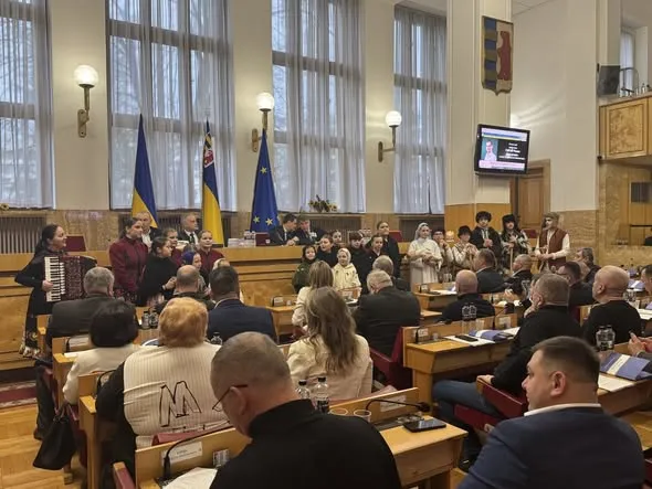 Світло надії та незламності: пластуни передали Віфлеємський вогонь миру Закарпатській обласній раді