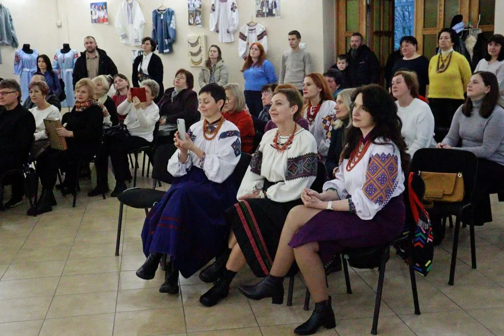 🧵 Унікальна виставка «Наша історія»: «КОСИЦЯ» презентувала десятирічний доробок студії традиційної вишивки у Закарпатському скансені