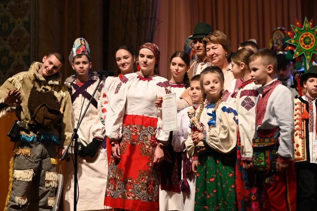 Різдвяні традиції в Ужгороді: як Фестиваль закарпатського вертепу об’єднує громаду та підтримує захисників