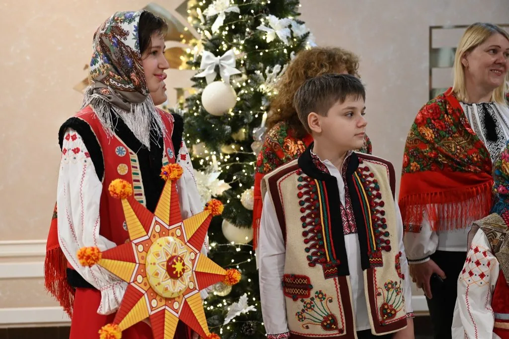 Різдвяний дух в обласній раді: вихованці «ПАДІЮНу» привітали громаду Закарпаття яскравою колядою