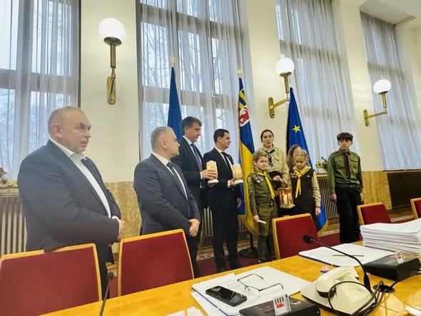 Світло надії та незламності: пластуни передали Віфлеємський вогонь миру Закарпатській обласній раді
