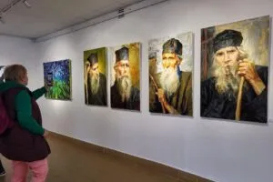 Мистецька ювілейна ретроспектива в Ужгороді: 35 років творчого шляху та пам’ять про Майстра