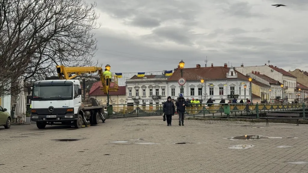Ужгородська зимова казка: пішохідний міст обласного центру засяє святковою ілюмінацією