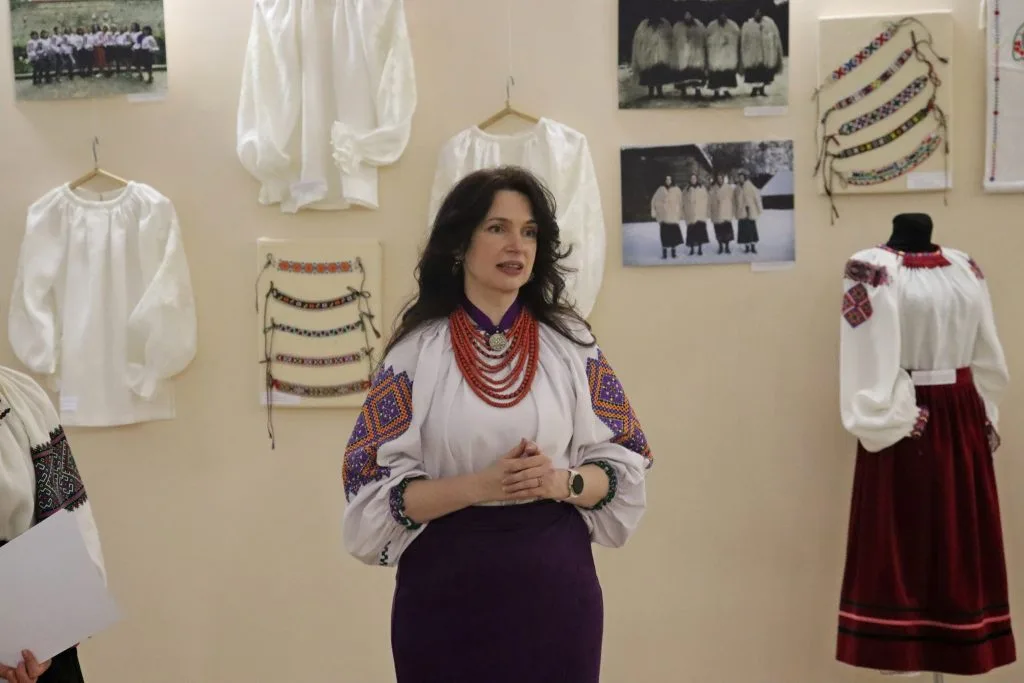 🧵 Унікальна виставка «Наша історія»: «КОСИЦЯ» презентувала десятирічний доробок студії традиційної вишивки у Закарпатському скансені