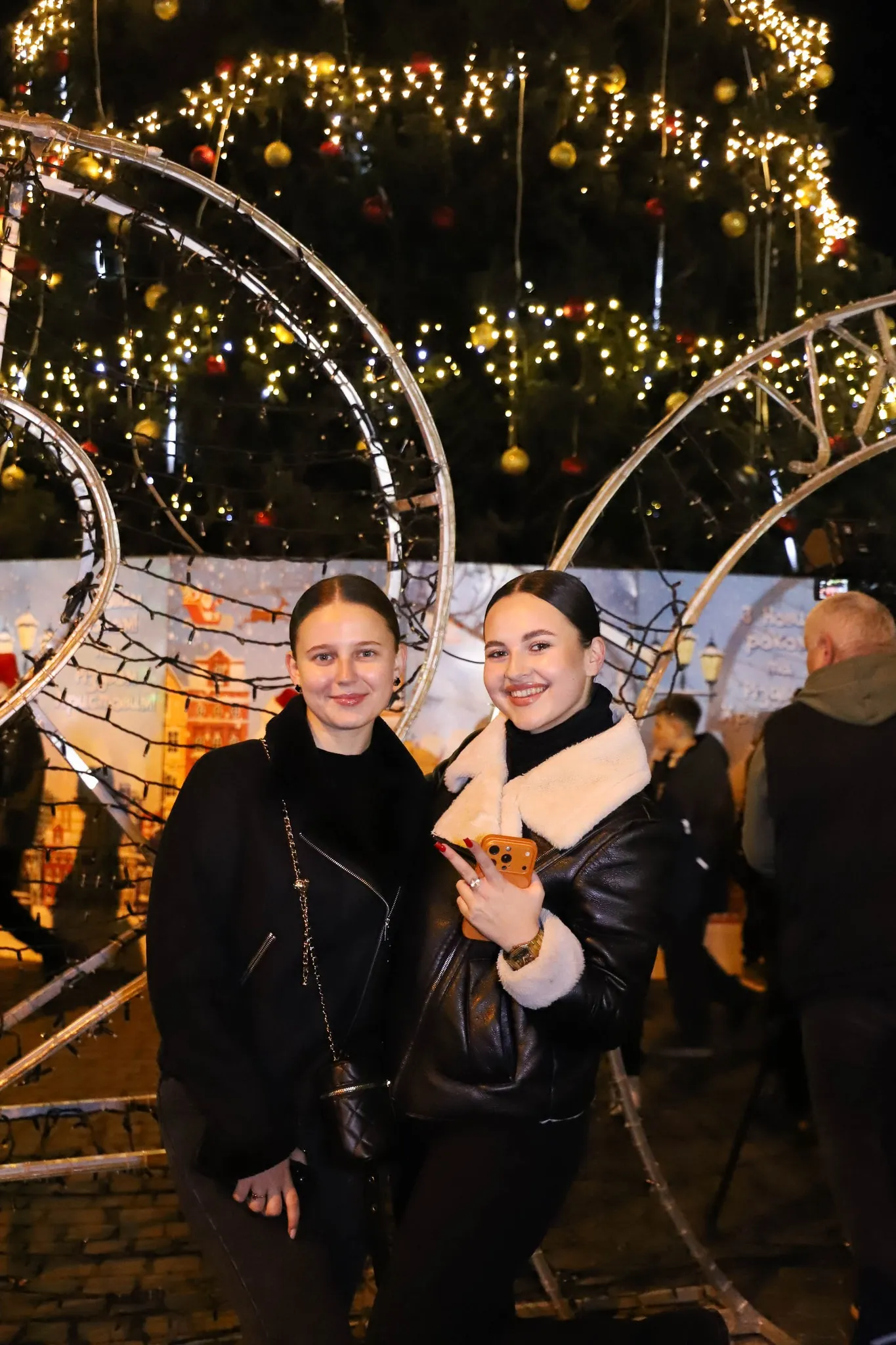 🎄 Сяйво надії: В Ужгороді урочисто засвітили вогні головної новорічної ялинки