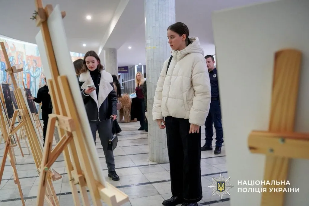 📸 «Річ у тім 2.0»: В УжНУ відкрили фотовиставку протидії насильству в рамках кампанії «16 днів»