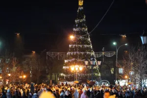 🎄 Сяйво надії: В Ужгороді урочисто засвітили вогні головної новорічної ялинки