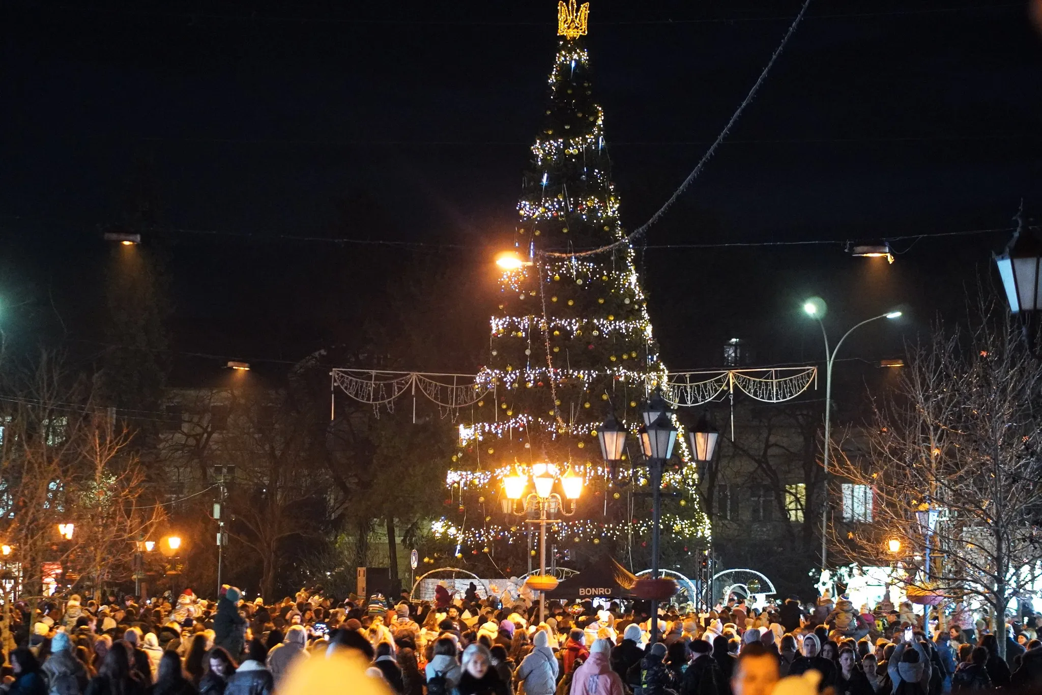 🎄 Сяйво надії: В Ужгороді урочисто засвітили вогні головної новорічної ялинки