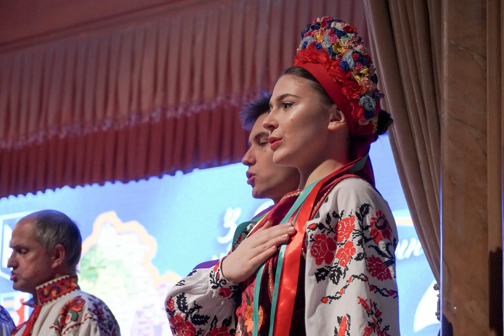 🥳 25 років Дню місцевого самоврядування: Працівників Ужгородської міськради відзначили в Закарпатській філармонії
