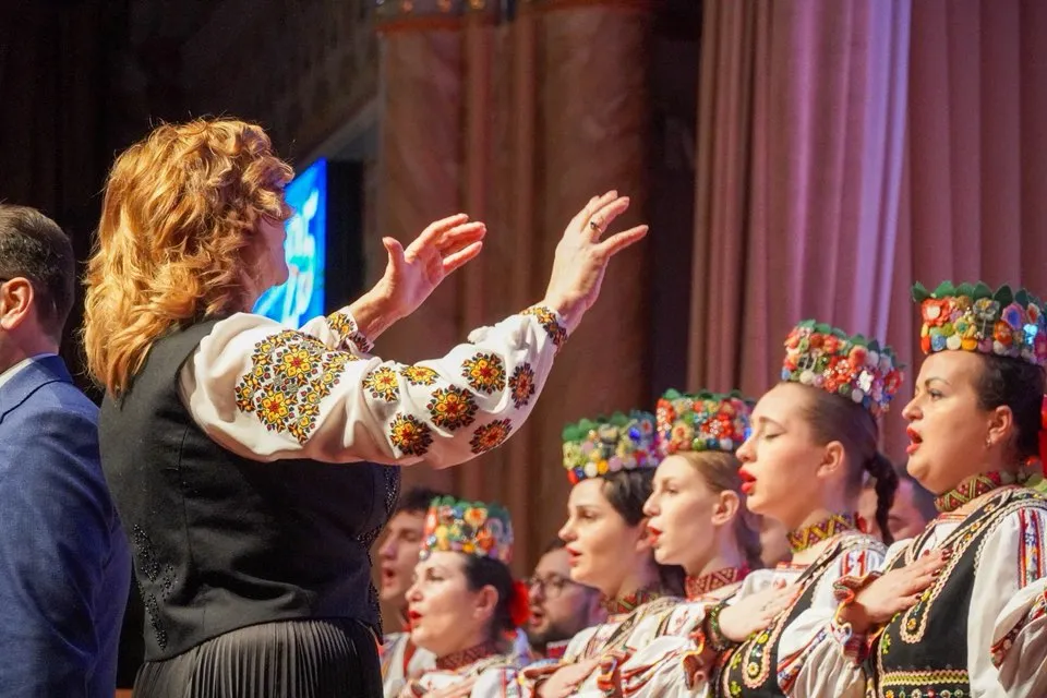 🥳 25 років Дню місцевого самоврядування: Працівників Ужгородської міськради відзначили в Закарпатській філармонії