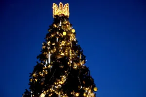 Ужгород засвітить вогні головної ялинки 5 грудня на площі Петефі 🌟🎄