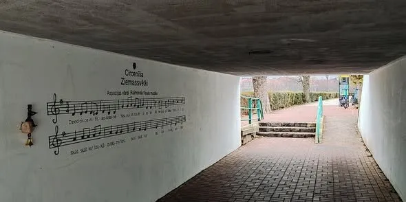 🎻 В Ужгороді з’явилася нова мініскульптура: «Різдвяний цвіркун» на честь латвійської пісні