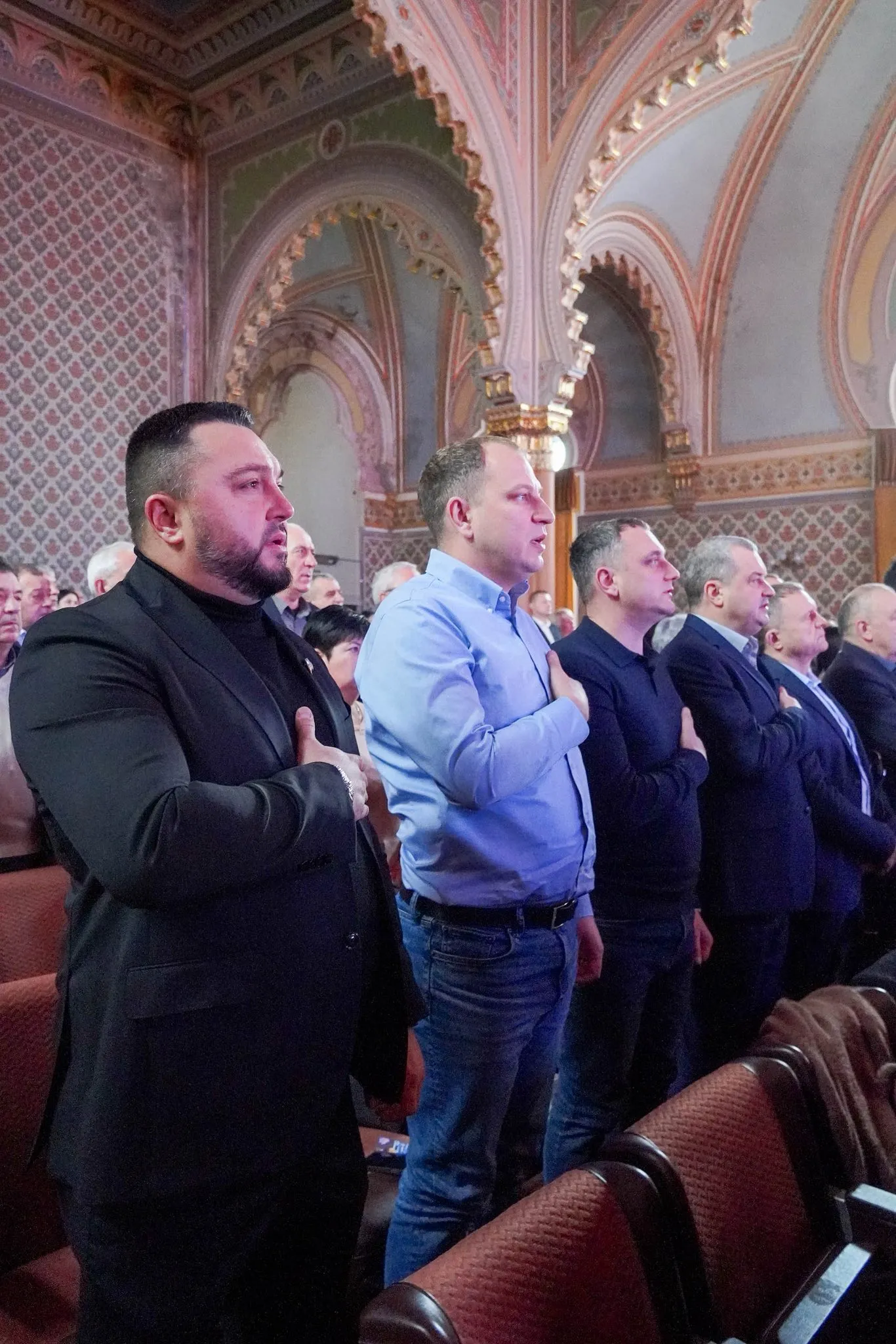 🥳 25 років Дню місцевого самоврядування: Працівників Ужгородської міськради відзначили в Закарпатській філармонії